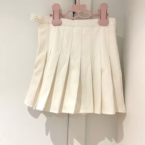 Korean style Whit skirt/tennis skirt.